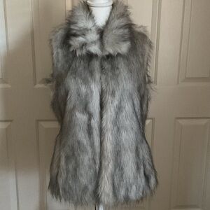White House Black Market women’s faux fur grey vest - size M